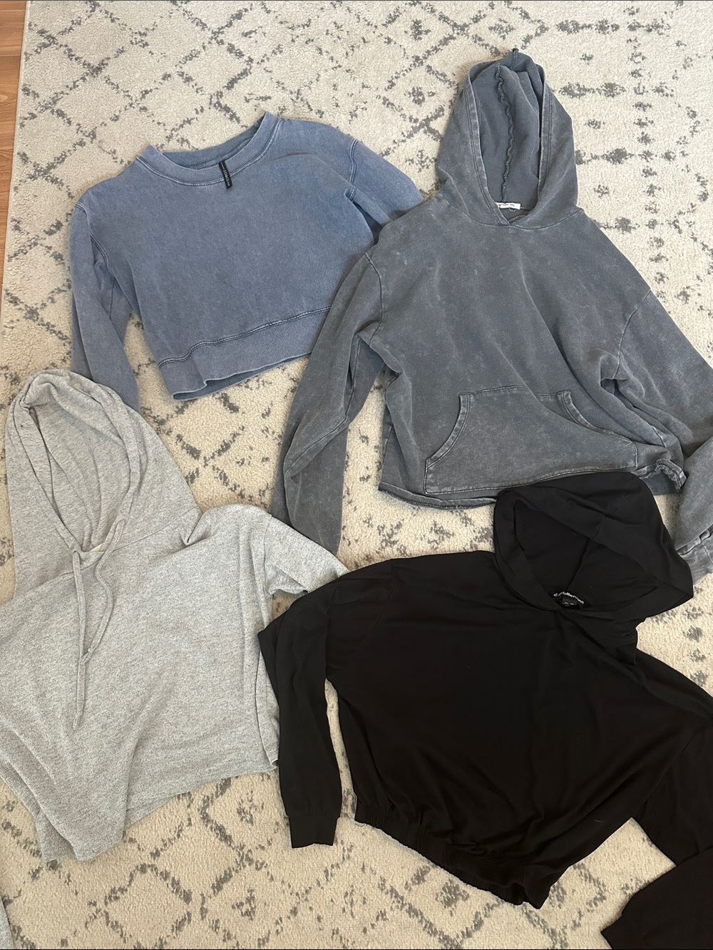 4 piece Cropped hoodie & sweater bundle size small & extra small